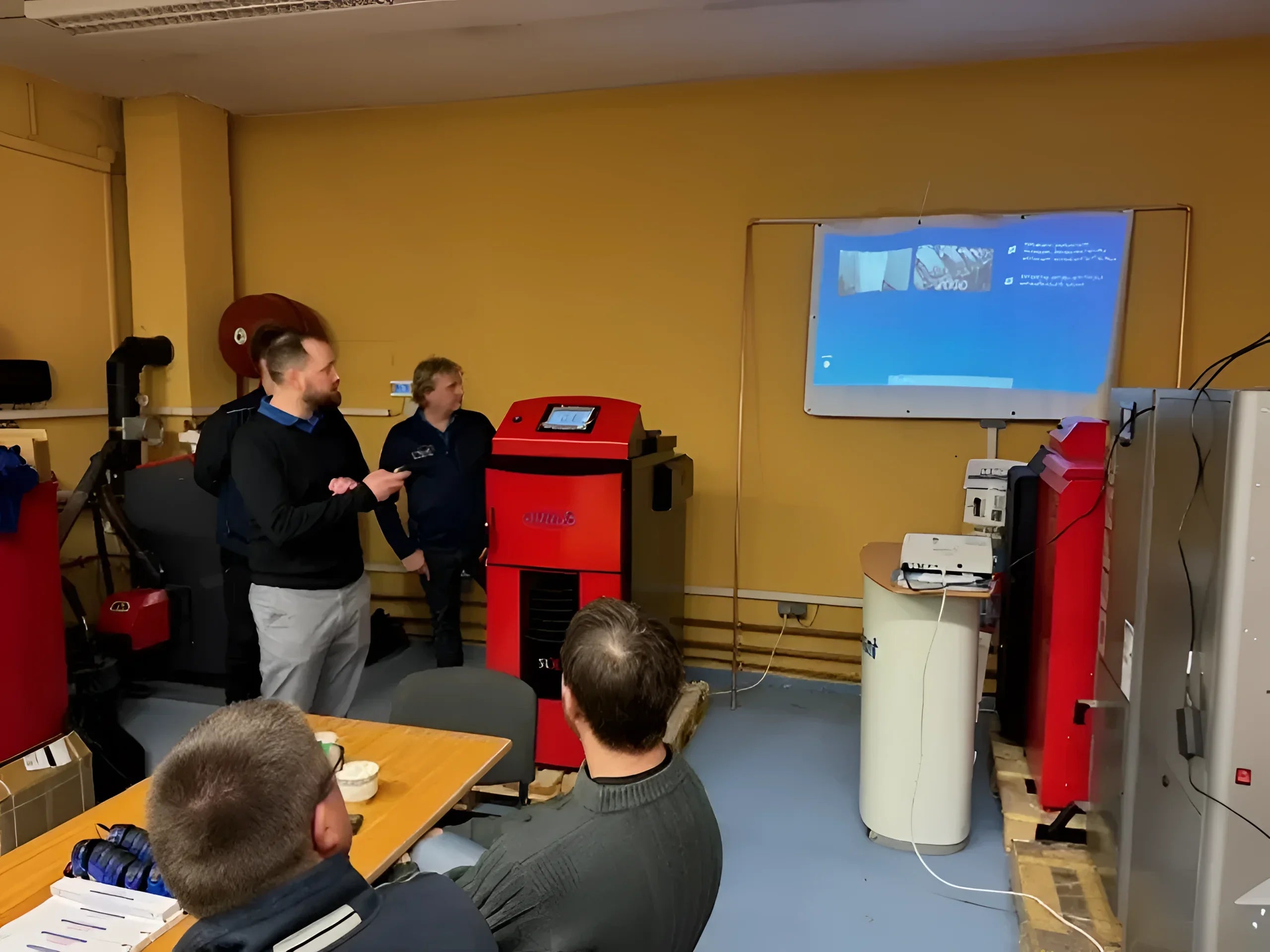 Rotes und schwarzes Pelletskesselsystem mit Pufferspeicher, kompatibel mit Attack SLX Komplettpaket