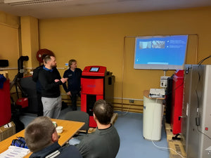 Rotes und schwarzes Pelletskesselsystem mit Pufferspeicher, kompatibel mit Attack SLX Komplettpaket
