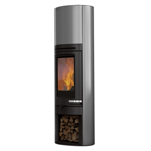 Modischer grauer Holzofen mit sichtbaren Flammen und Holzlager für Edilkamin Tally S Evo